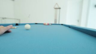 Đụ em gái xinh trên bàn bi a