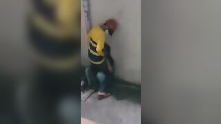 Anh bee hiếp dâm người vô gia cư