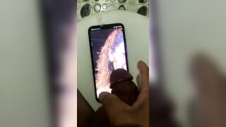 Cho người lạ bắn lên hình của mẹ