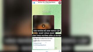 Cận cảnh bé học sinh vô phòng tắm đái nước thấy tia nước cực nứng