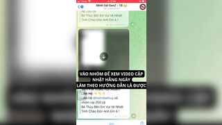 Cận cảnh bé học sinh vô phòng tắm đái nước thấy tia nước cực nứng