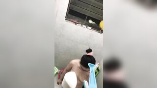 quay lén em hàng xóm kính cận tắm chuồng