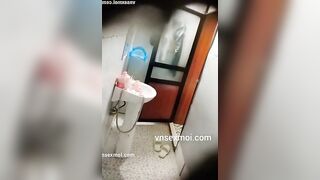 Gái non tắm