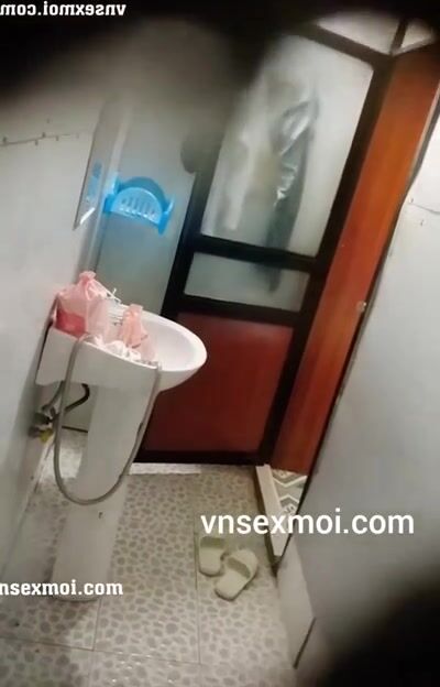 Gái non tắm