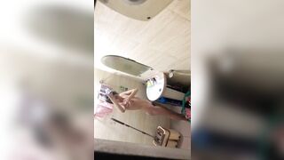 đặt cam quay lén nhà tắm bé nó tắm mà làm cái gì ấy