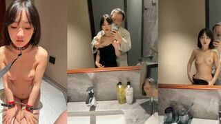 Một con chó cái ngực phẳng và chủ của nó đang soi gương.