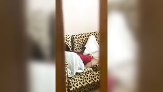 đứa em họ sang nhà chơi mà nó nằm ở phòng khách tự móc bím