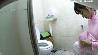 quay lén cô giáo mầm non xinh xắn đi đái - phần 1