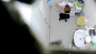 quay lén nhân viên TGDĐ đi đái em nào nhìn cũng ngon - phần 1