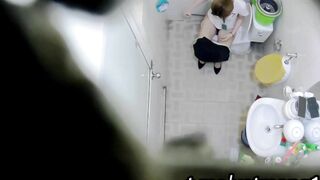quay lén nhân viên TGDĐ đi đái em nào nhìn cũng ngon - phần 1