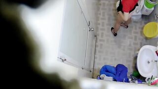 quay lén nhân viên TGDĐ đi đái em nào nhìn cũng ngon - phần 5