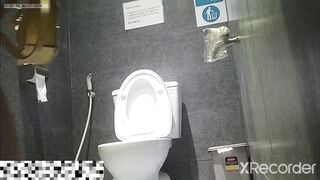 quay lén nhà vệ sinh quán nhậu toàn mấy em xinh quá - phần 4