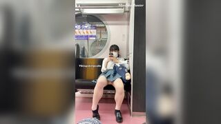Em gái mặc đồng phục ngồi lên lướt điện thoại hớ hênh trên tàu điện