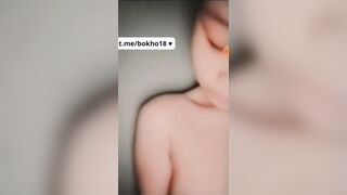 Gọi video cho bé rồi hướng dẫn bé kỹ năng mới tự bú vú mình luôn mở khóa skill luôn