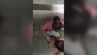 quay lén hai em xinh tươi thay quần áo ở bể bơi