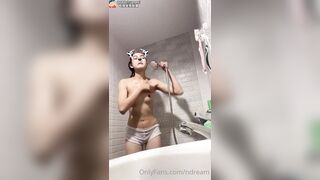Onlyfan ndream e teen dâm vừa đi tắm vừa show hàng đầu ti lép trông buồn cười vcl