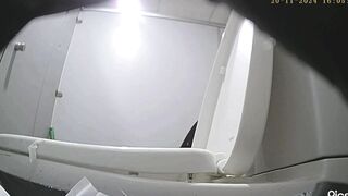 quay lén nhà vệ sinh mấy em xinh đi đái nhìn nứng quá - phần 1
