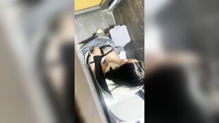 gái xinh đi đái có lên cưỡng dâm nó em nó không