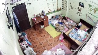 vợ chồng trẻ có khác địt từ trên giường xuống dưới đất