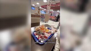 Dùng tinh trùng người yêu chấm khoai tây chiên ở tại quán