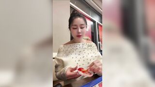 Dùng tinh trùng người yêu chấm khoai tây chiên ở tại quán