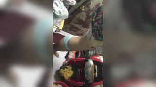 quay lén đưa em họ thay áo dài chuẩn bị đi học