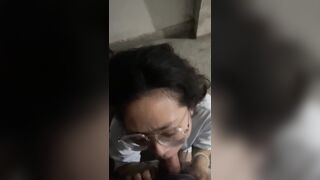 Em kính cận dâm dãng bú lấy bú để con cu to để được bắn tinh khắp mặt
