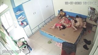 con vẫn ngồi bên mà hai vợ chồng địt trước mặt con luôn