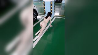 Em gái không mặc đồ đang SƯỚNG một mình trong hầm gửi xe