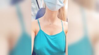 Lén vạch vú ra khoe trên tàu điện đông người