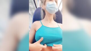 Lén vạch vú ra khoe trên tàu điện đông người