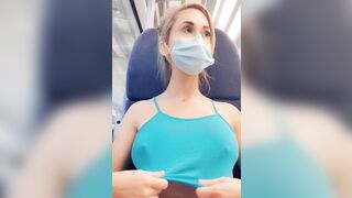 Lén vạch vú ra khoe trên tàu điện đông người