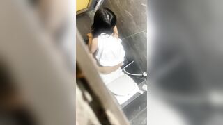 quay lén nhà vệ sinh mấy em sinh viên đi đái nhìn ngon vcl - phần 6