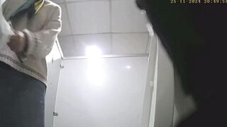 quen lén nhà vệ sinh công cộng toàn mấy em xinh tươi ngon vcl - phần 2