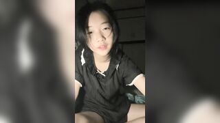 Em học sinh vú mới nhú tập tành livestream thủ dâm🙄🥴