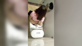 quay lén nhân viên ngân hàng đi đái em nào cũng trắng xinh - phần 8