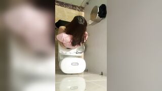 quay lén nhân viên ngân hàng đi đái em nào cũng trắng xinh - phần 8