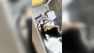 quay lén nhân viên ngân hàng đi đái em nào cũng trắng xinh - phần 10