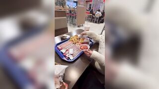 Em gái ăn kfc sốt tinh trùng
