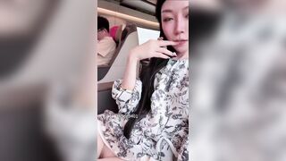 Cô gái vạch lồn vú trên xe buýt