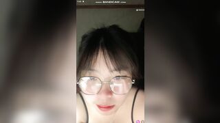 gái xinh loli tập tành live khoe hàng em còn quay full mặt