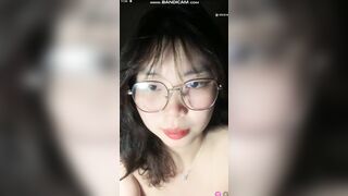gái xinh loli tập tành live khoe hàng em còn quay full mặt