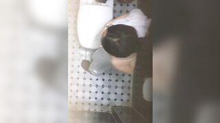 quay lén bé lớp 11 thay áo dài trong nhà tắm
