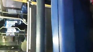 Sục cu cho trai trên xe buýt đông người