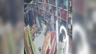 chủ shop quần áo thay quần áo nhìn em nó ngon quá