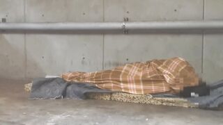 Gái hoang dâm gạ người vô gia cư đụ nhau dưới gầm cầu