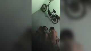 Cũ nhưng vàng leo lên tường quay lén 2 em học sinh tập tành đụ nhau trong phòng