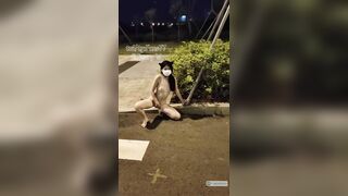 Dâm nữ nữa đêm bị chủ nhân bắt khỏa thân trói vào gốc cây móc lồn public