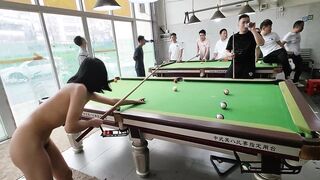 Dâm nữ khỏa thân vào quán bida chơi show hàng public cho mấy a ngắm hàng p4