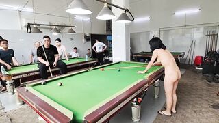 Dâm nữ khỏa thân vào quán bida chơi show hàng public cho mấy a ngắm hàng p5